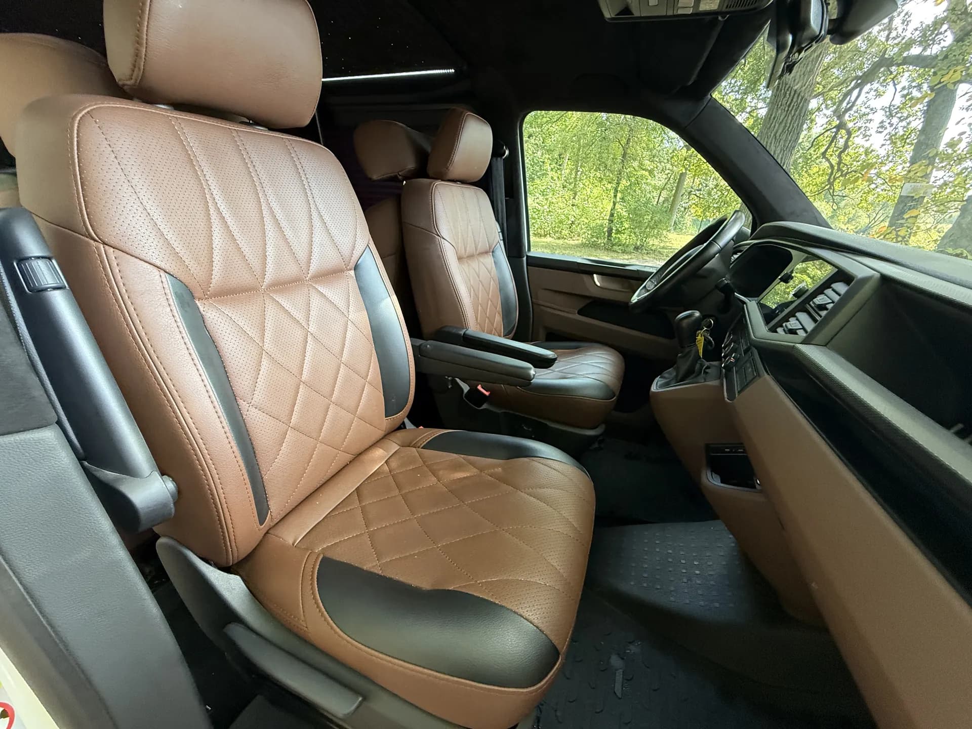 Переобладнання Volkswagen із кріслами-реклайнерами preview 8