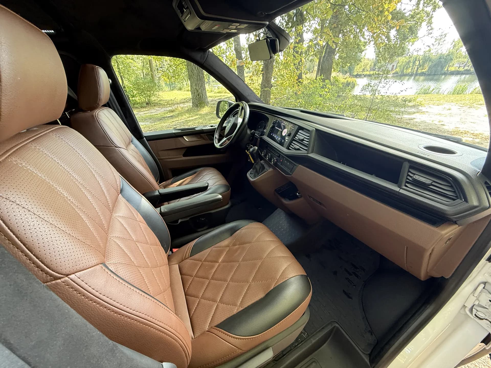 Переобладнання Volkswagen із кріслами-реклайнерами preview 10
