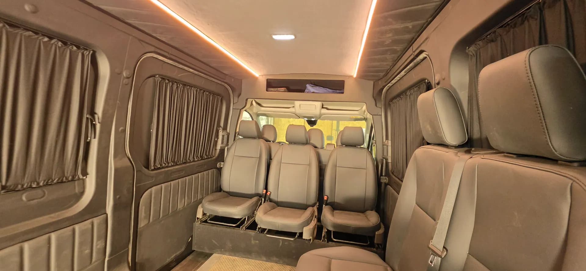 Светлый пассажирский салон Maxus e-Deliver 9