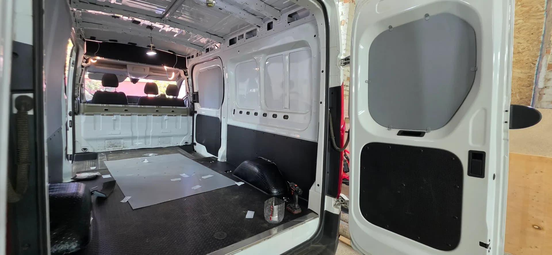 Светлый пассажирский салон Maxus e-Deliver 9 preview 7