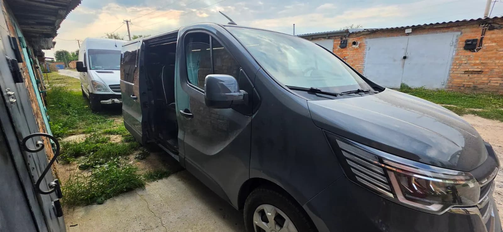 Renault Trafic: темний салон із LED-освітленням preview 2