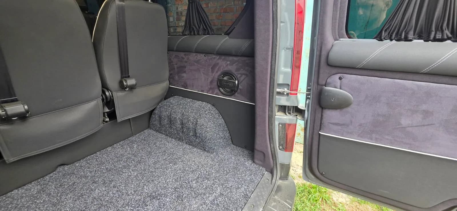 Renault Trafic: темний салон із LED-освітленням preview 11