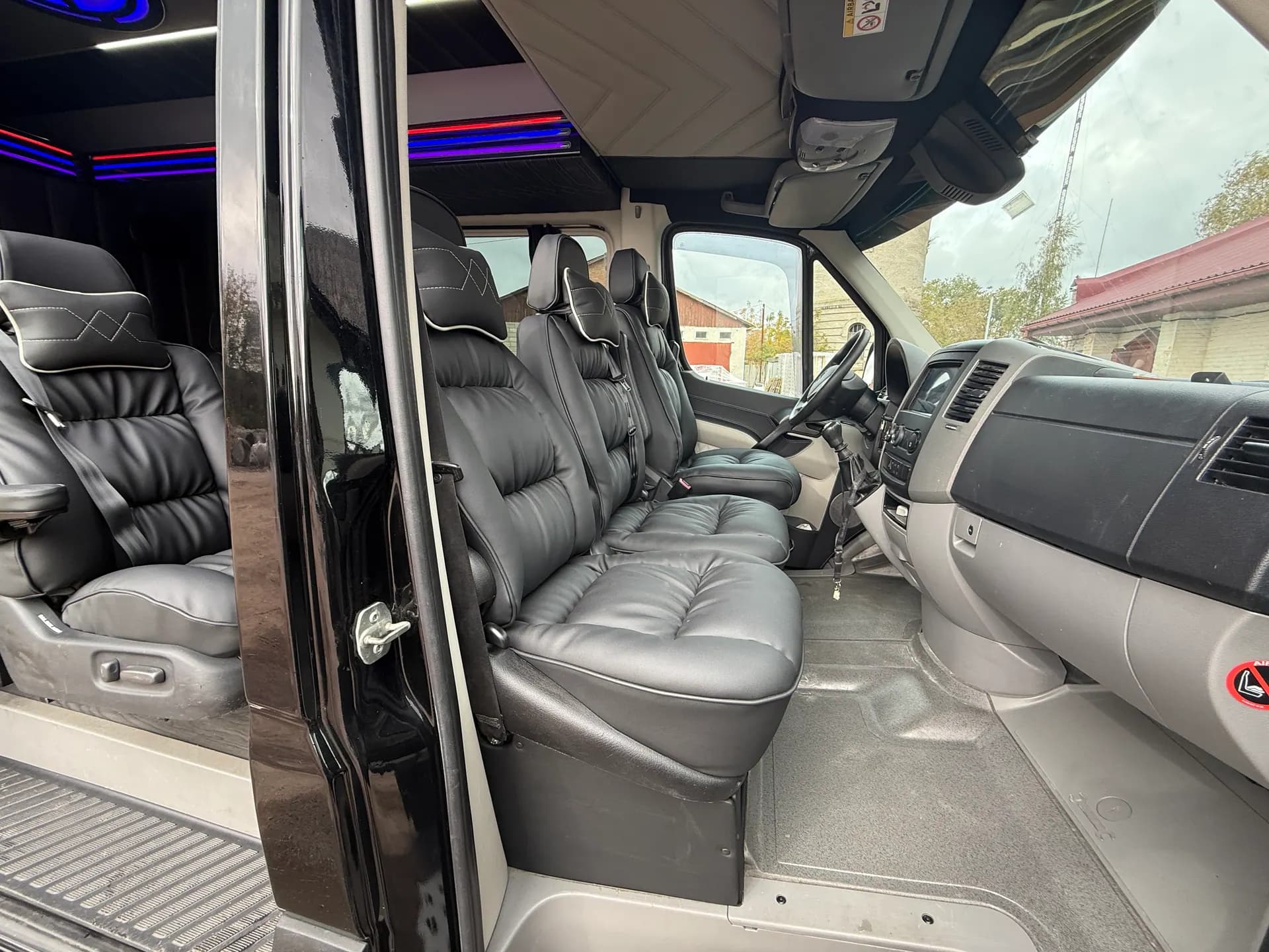 Mercedes-Benz Sprinter с фиолетовой LED-подсветкой