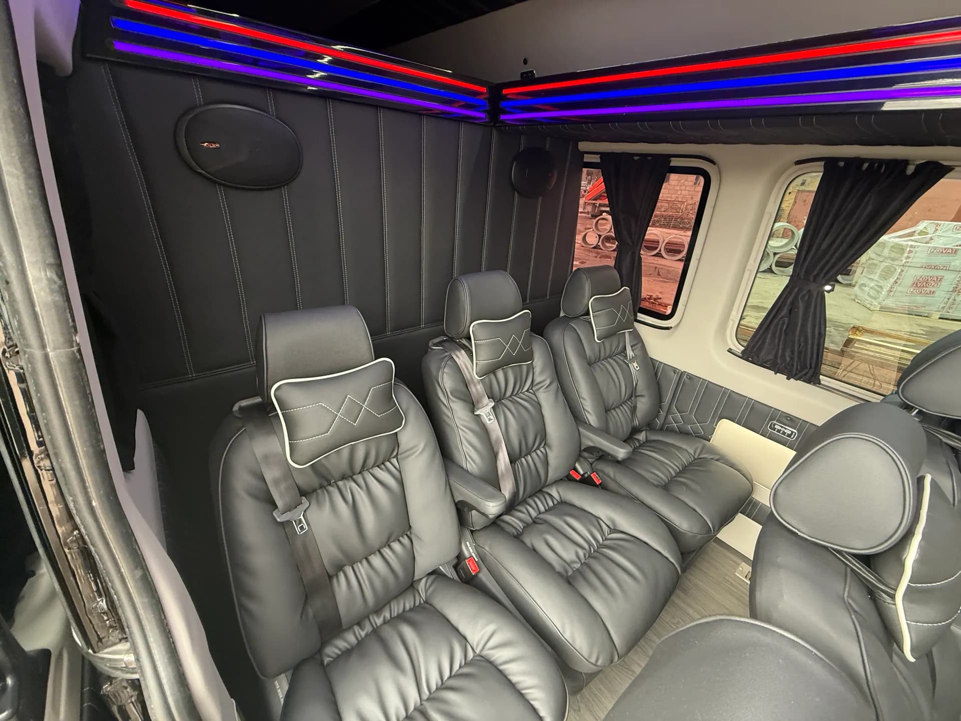 Mercedes-Benz Sprinter с фиолетовой LED-подсветкой preview 4