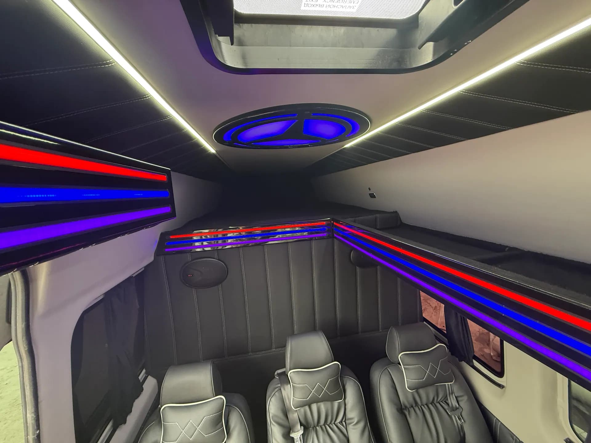 Mercedes-Benz Sprinter с фиолетовой LED-подсветкой preview 6