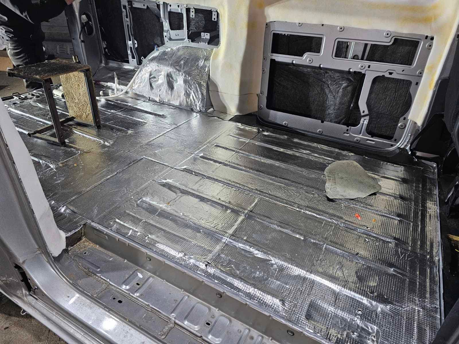Шумоізоляція підлоги й задніх колісних арок у салоні буса