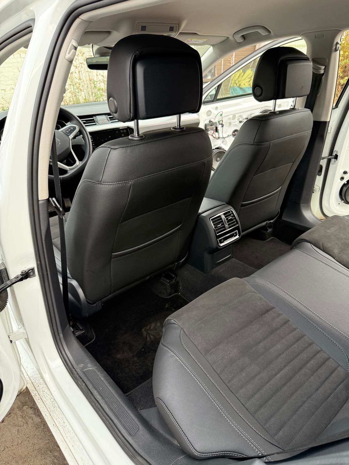 Перетяжка салону Volkswagen Passat B8 preview 6