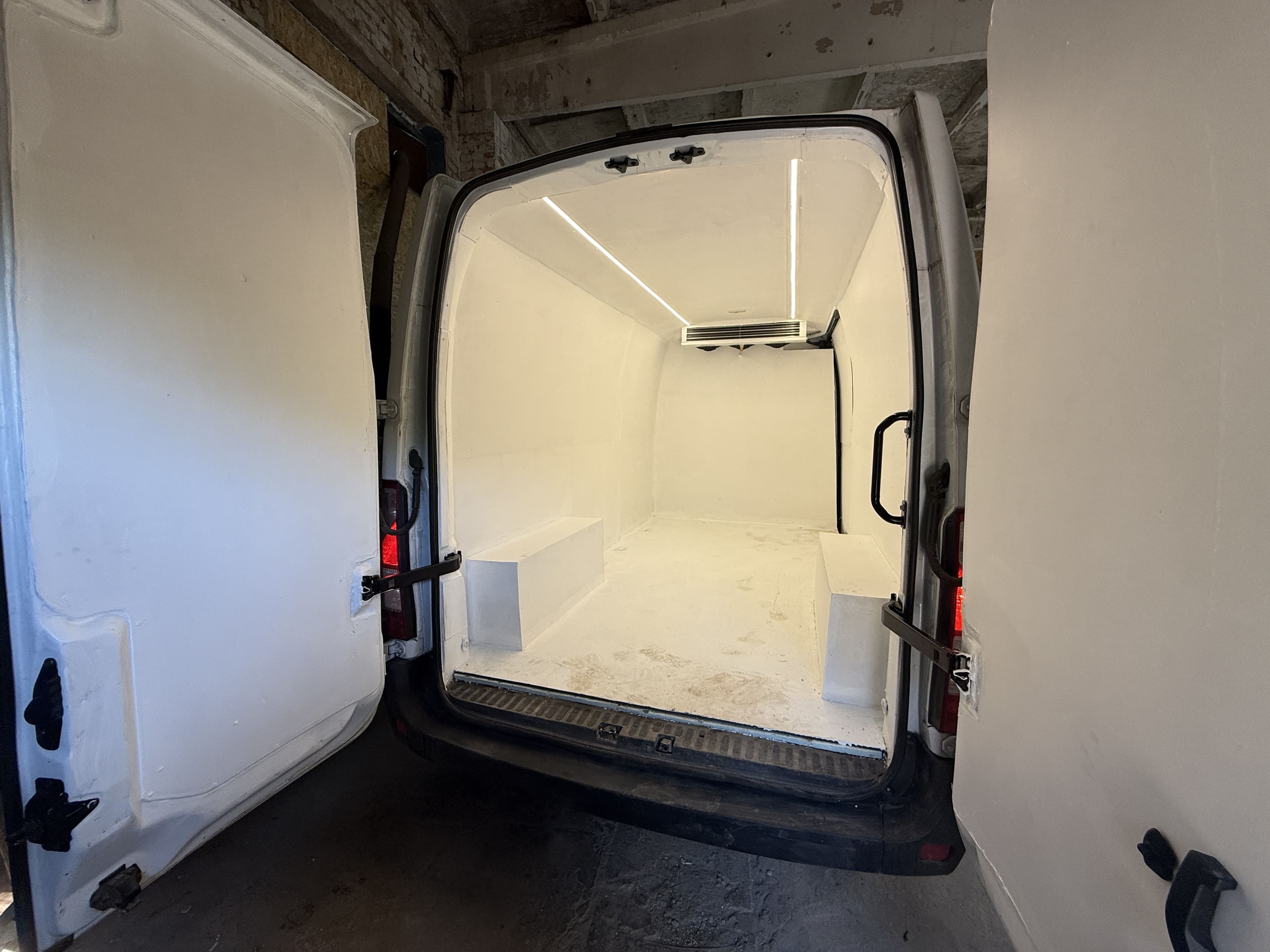 Переобладнання Renault Master в ізотермічний фургон з холодильним обладнанням
