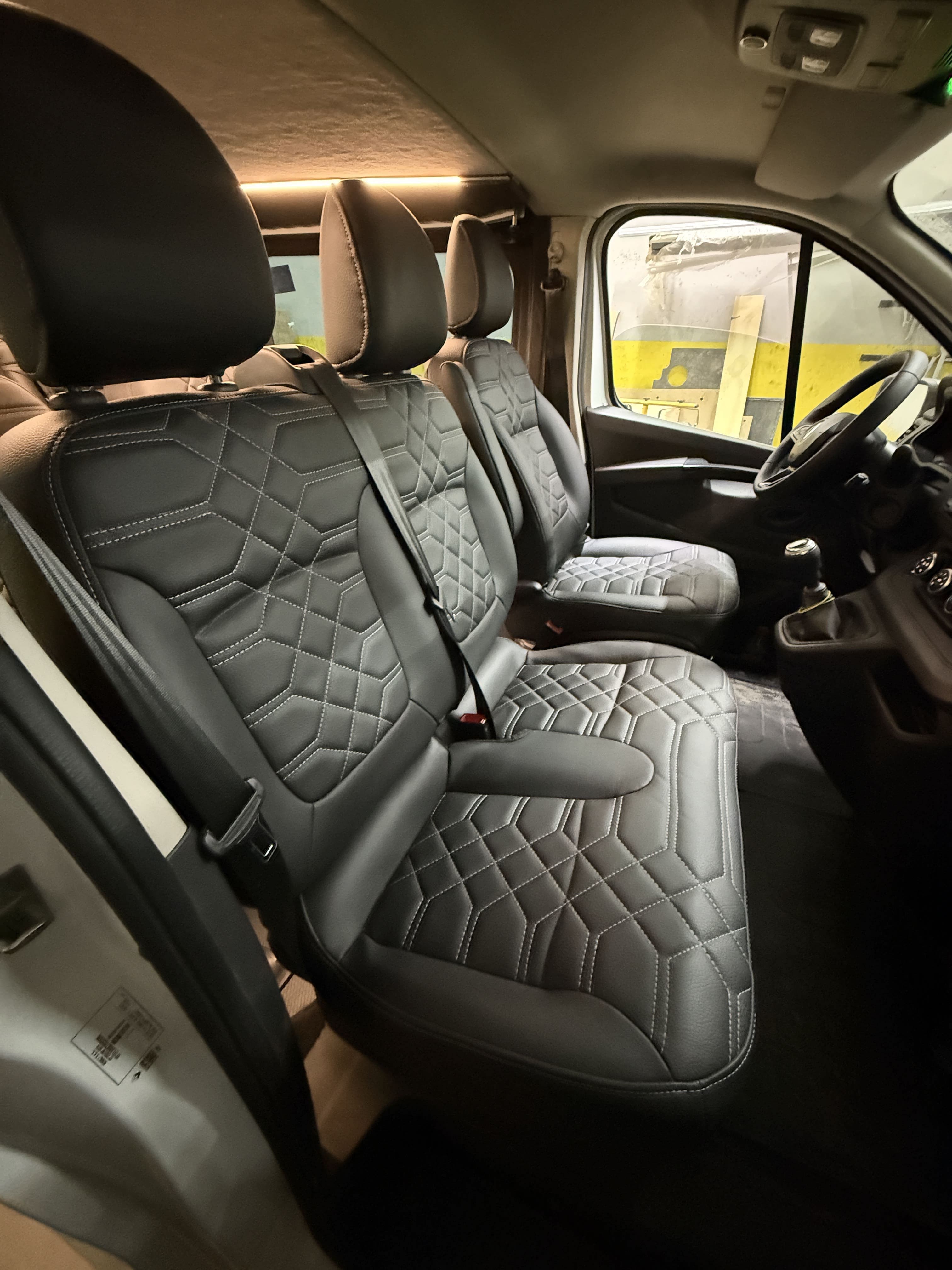 Переобладнання Renault Trafic 7+1 у комфортний пасажирський мікроавтобус