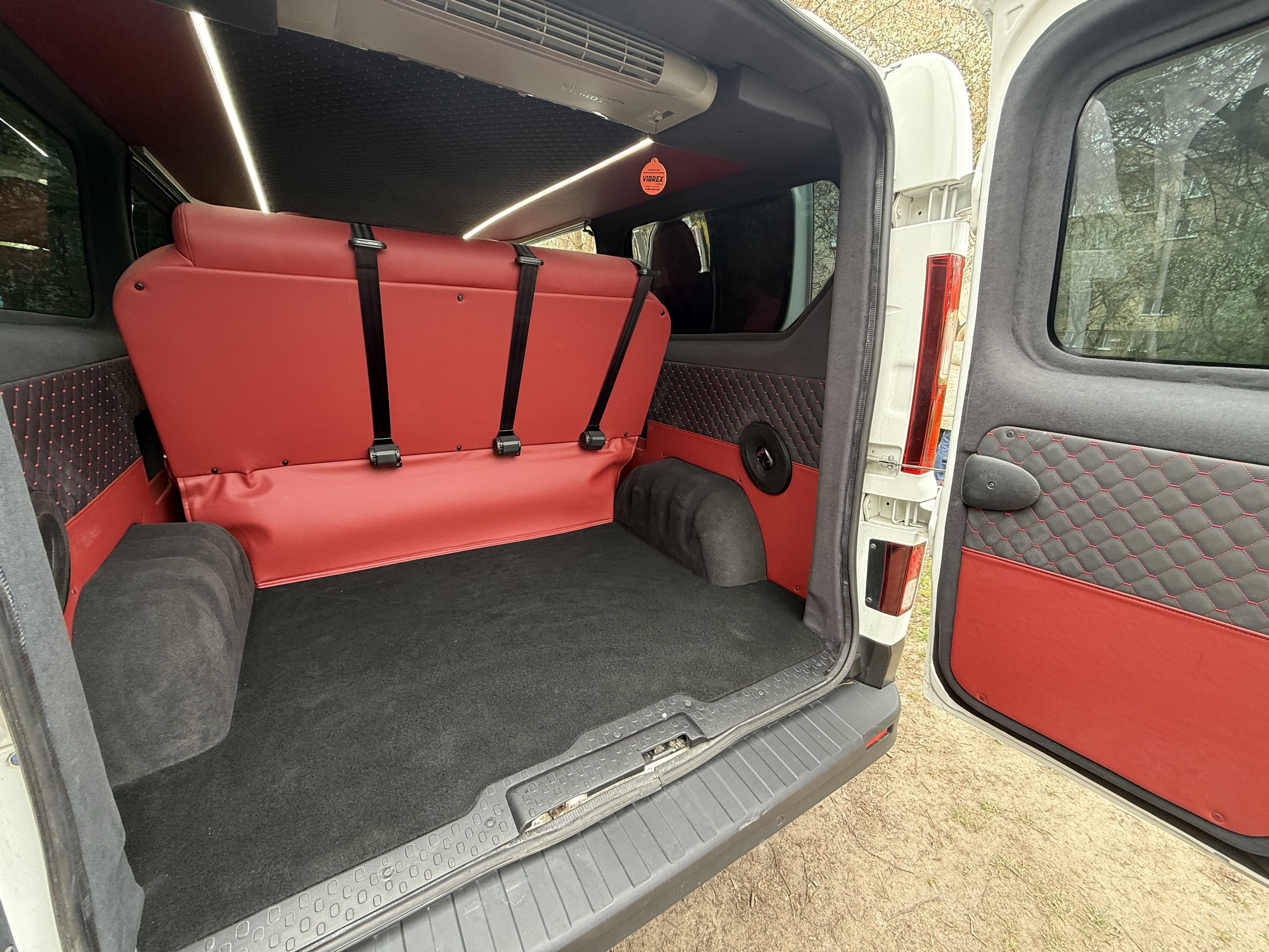 Переобладнання Renault Trafic у комфортний пасажирський салон рівня VIP preview 2