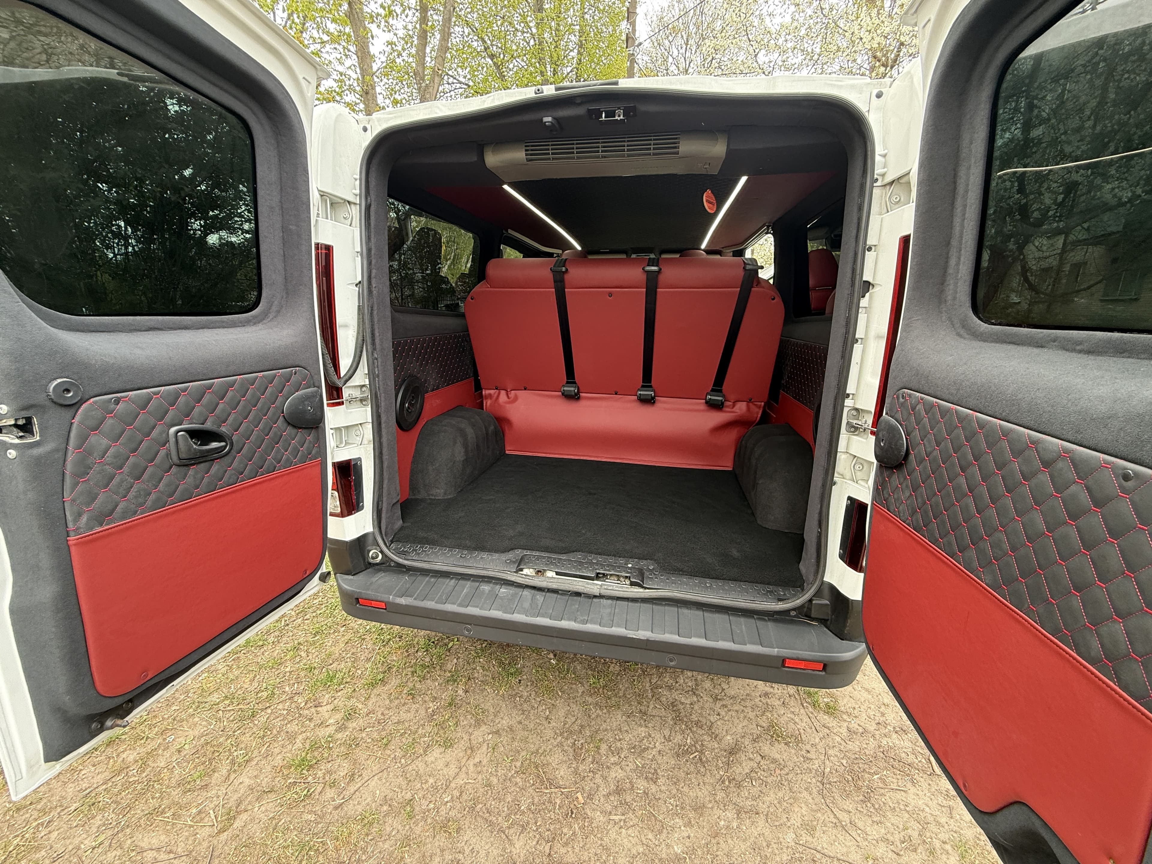 Переобладнання Renault Trafic у комфортний пасажирський салон рівня VIP preview 3