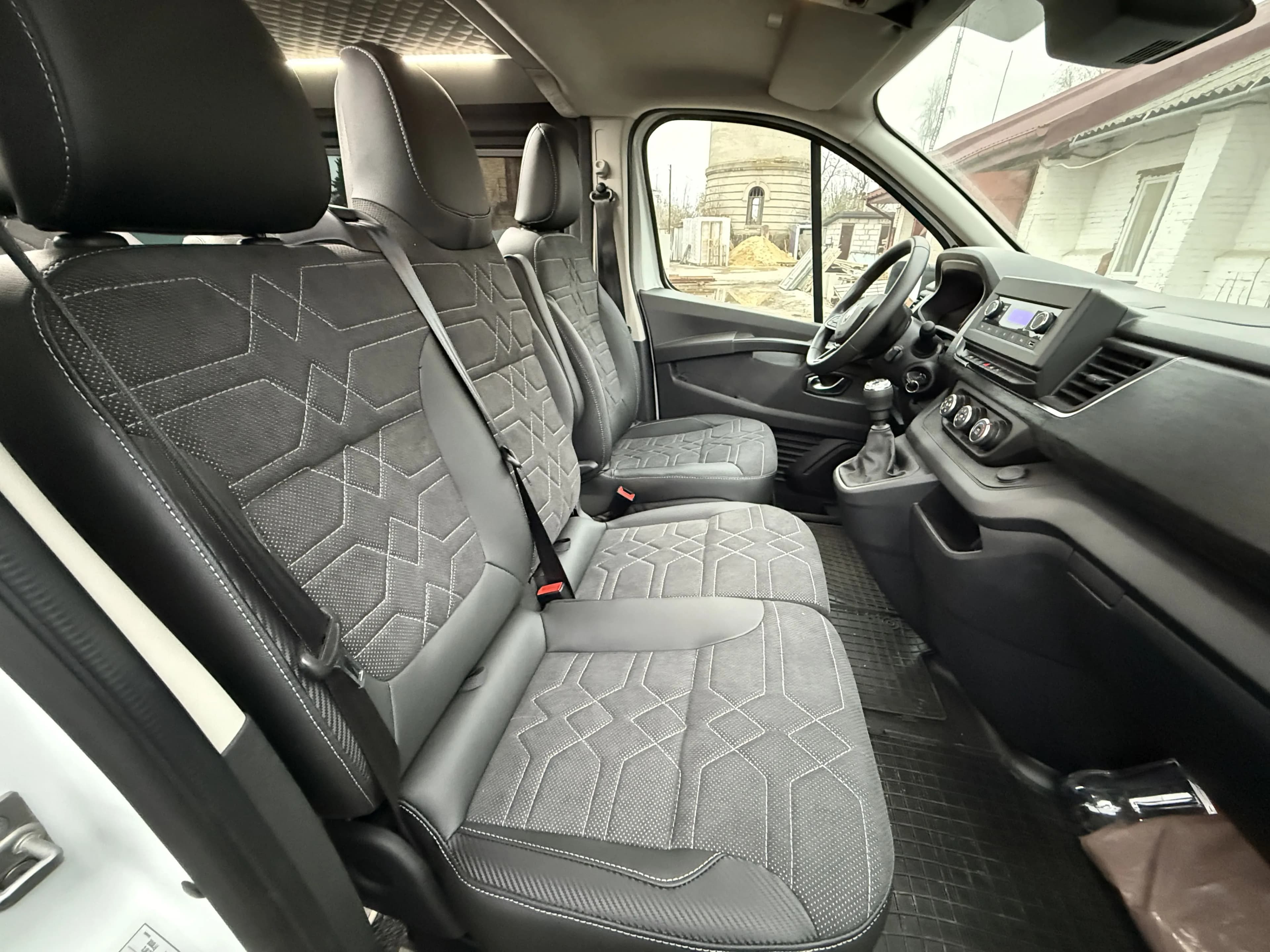 Переобладнання Renault Trafic у пасажирський мікроавтобус