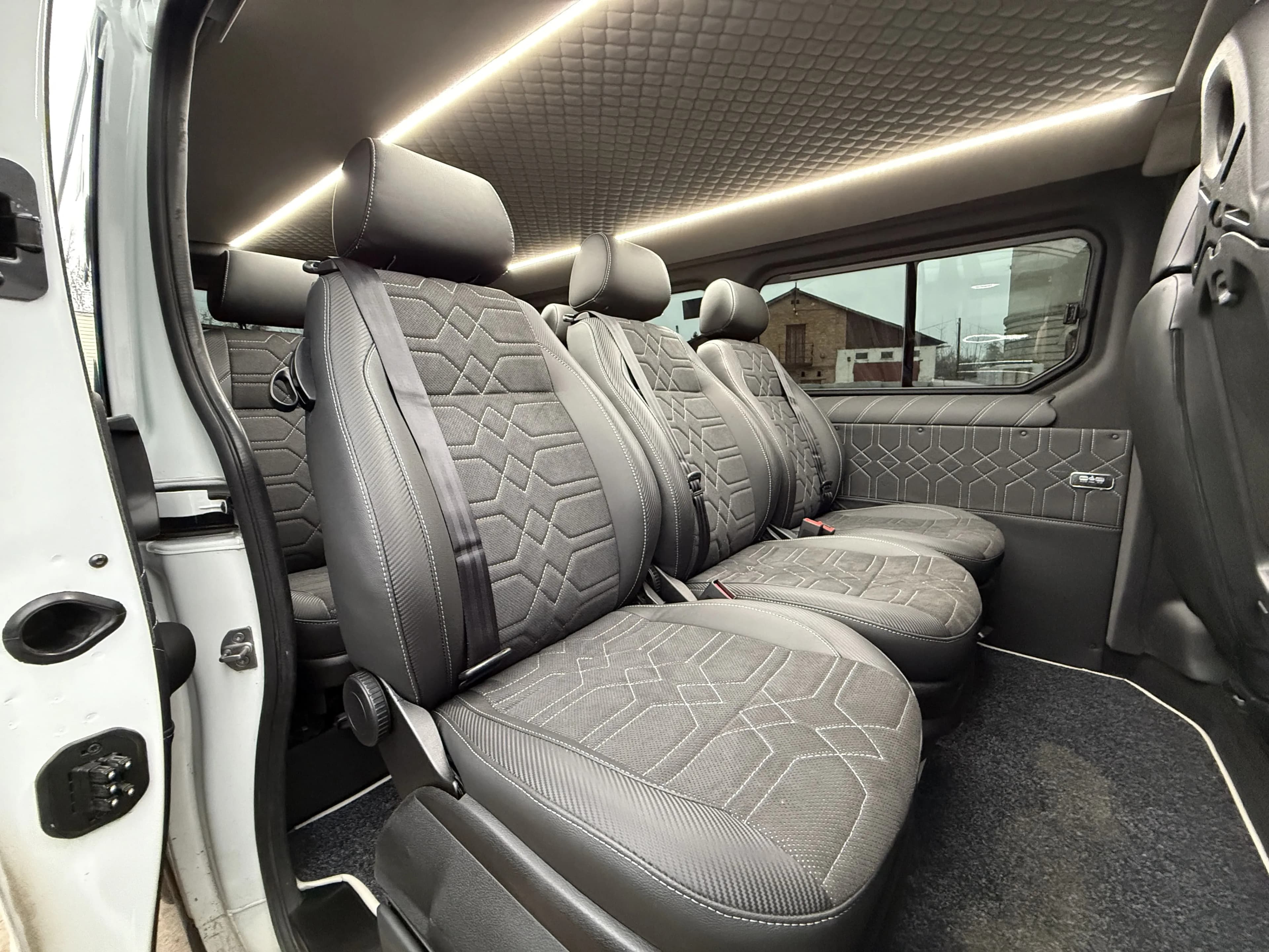 Переобладнання Renault Trafic у пасажирський мікроавтобус preview 3