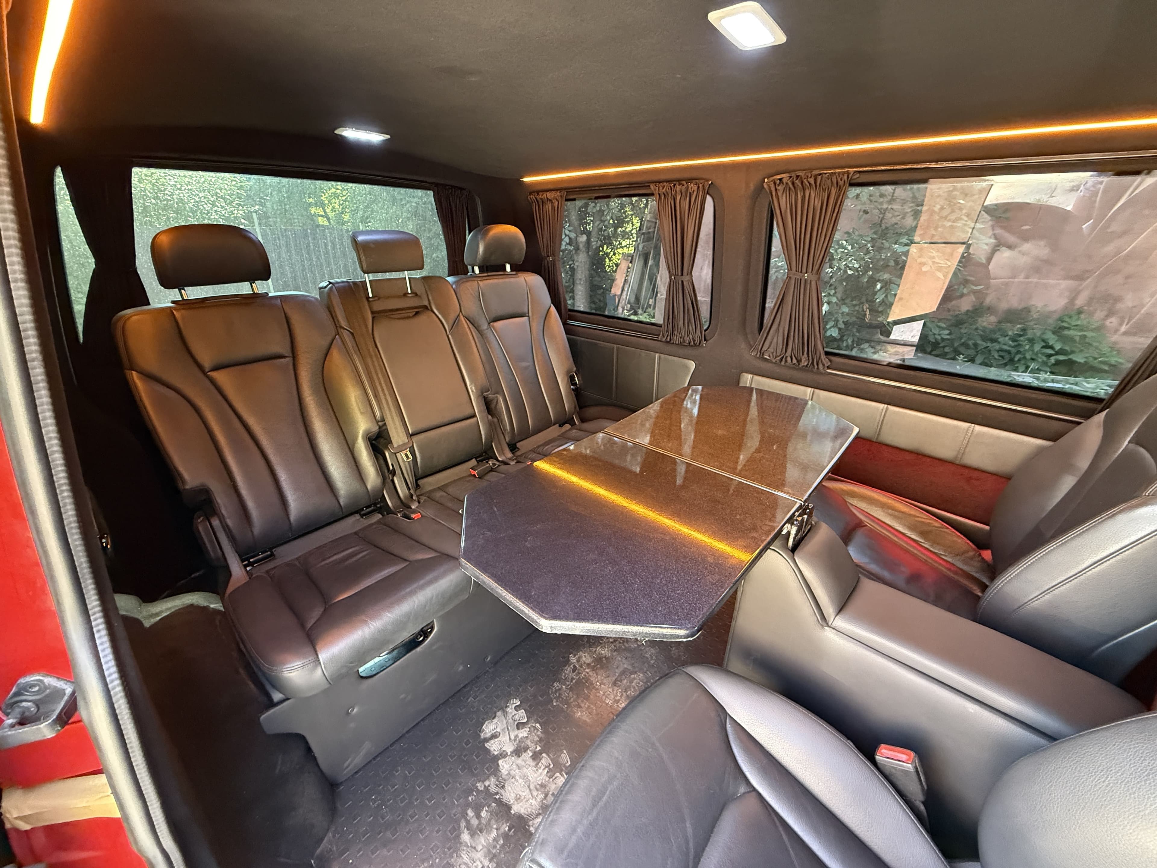 Переобладнання Volkswagen Transporter T6 у комфортний VIP-салон зі столом