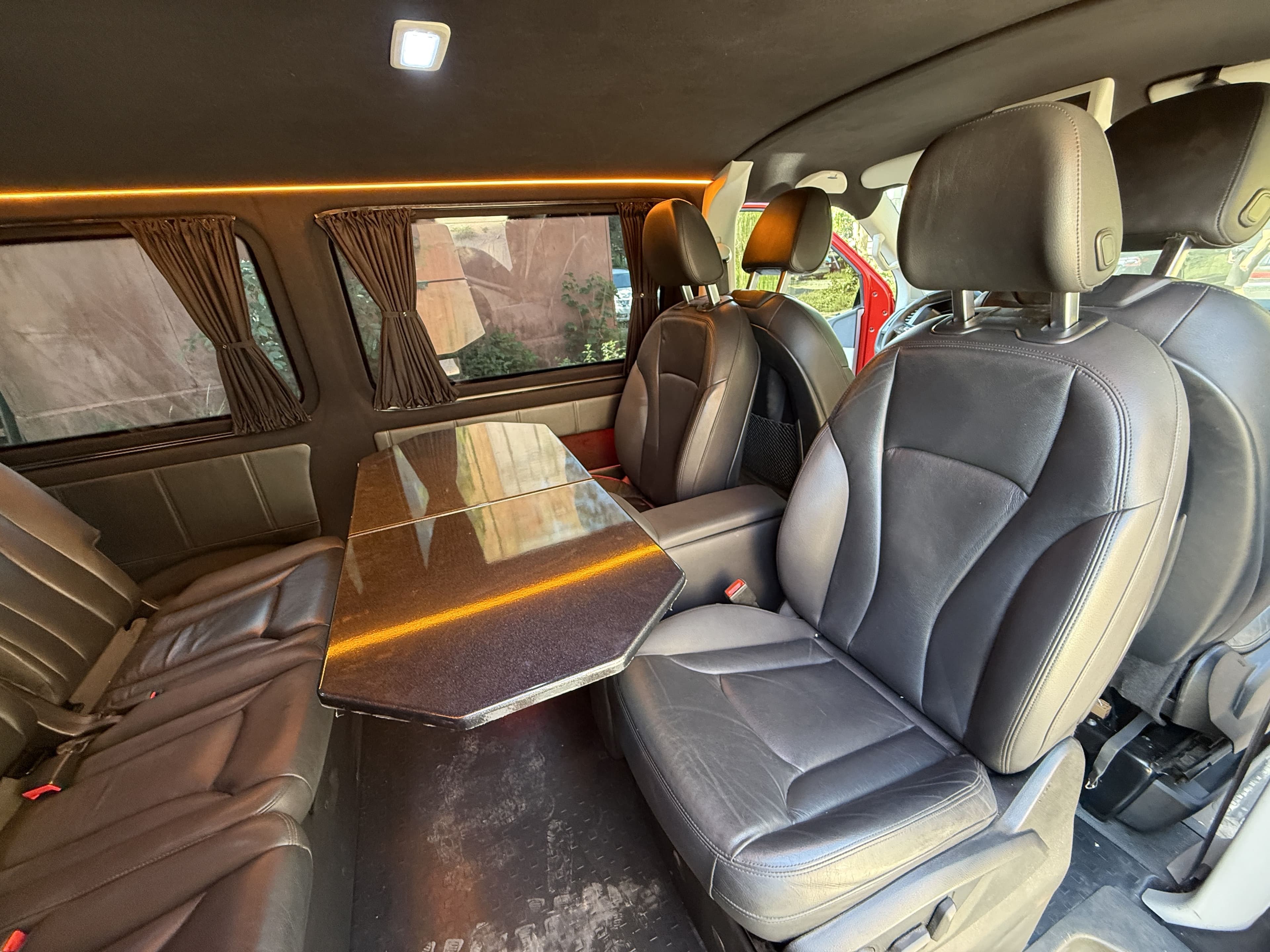 Переобладнання Volkswagen Transporter T6 у комфортний VIP-салон зі столом preview 2