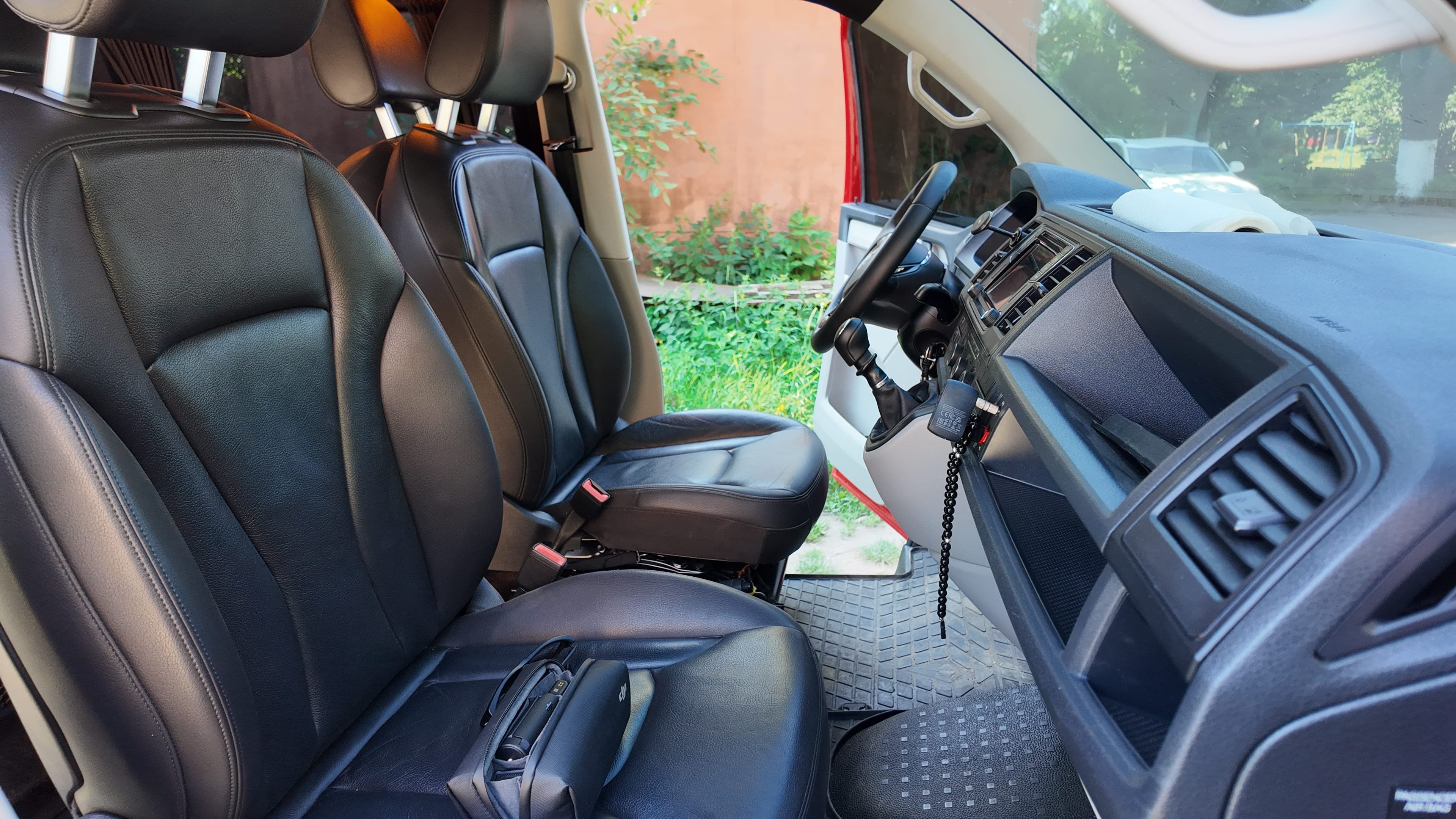 Переобладнання Volkswagen Transporter T6 у комфортний VIP-салон зі столом preview 4