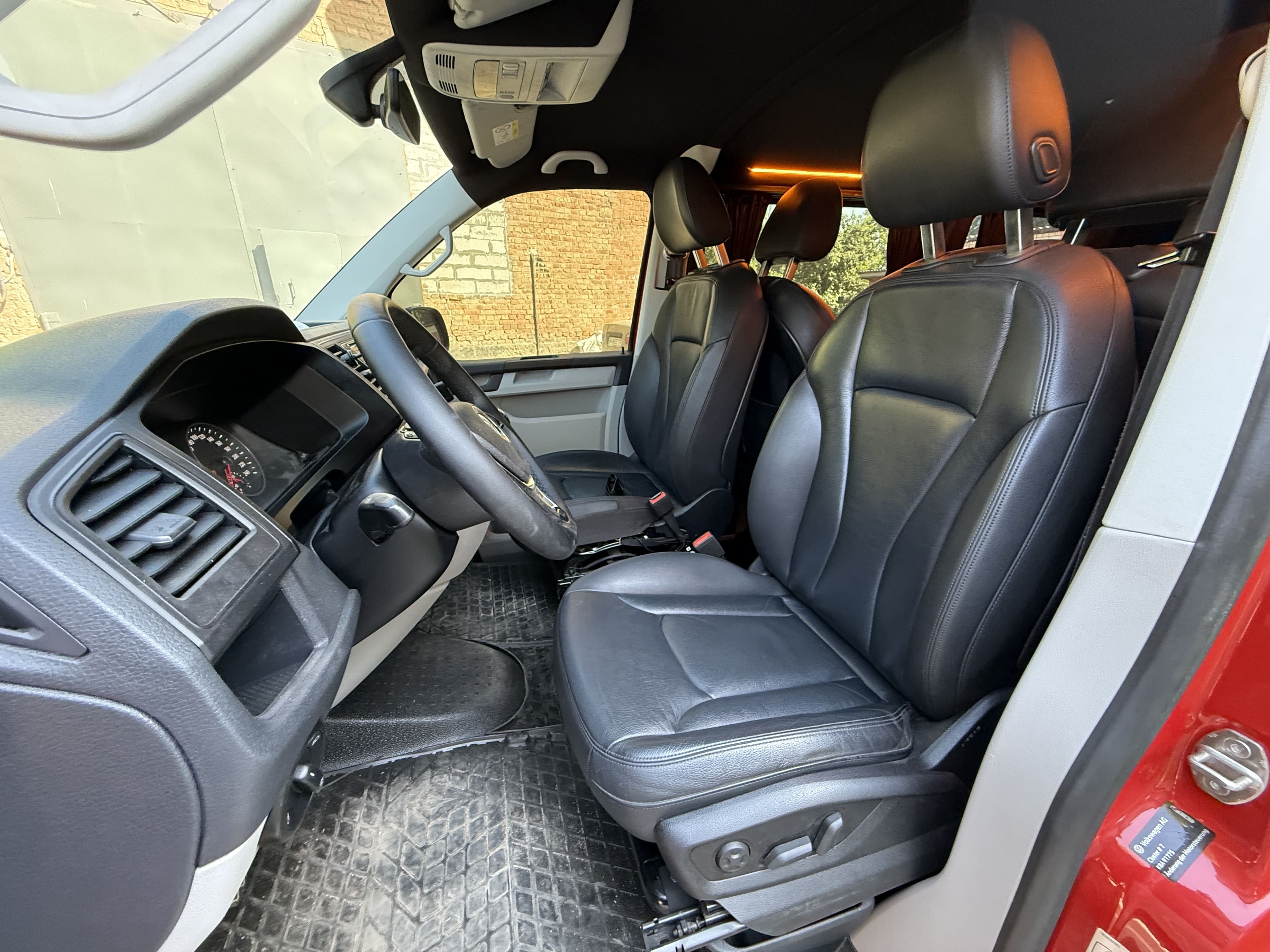 Переобладнання Volkswagen Transporter T6 у комфортний VIP-салон зі столом preview 5
