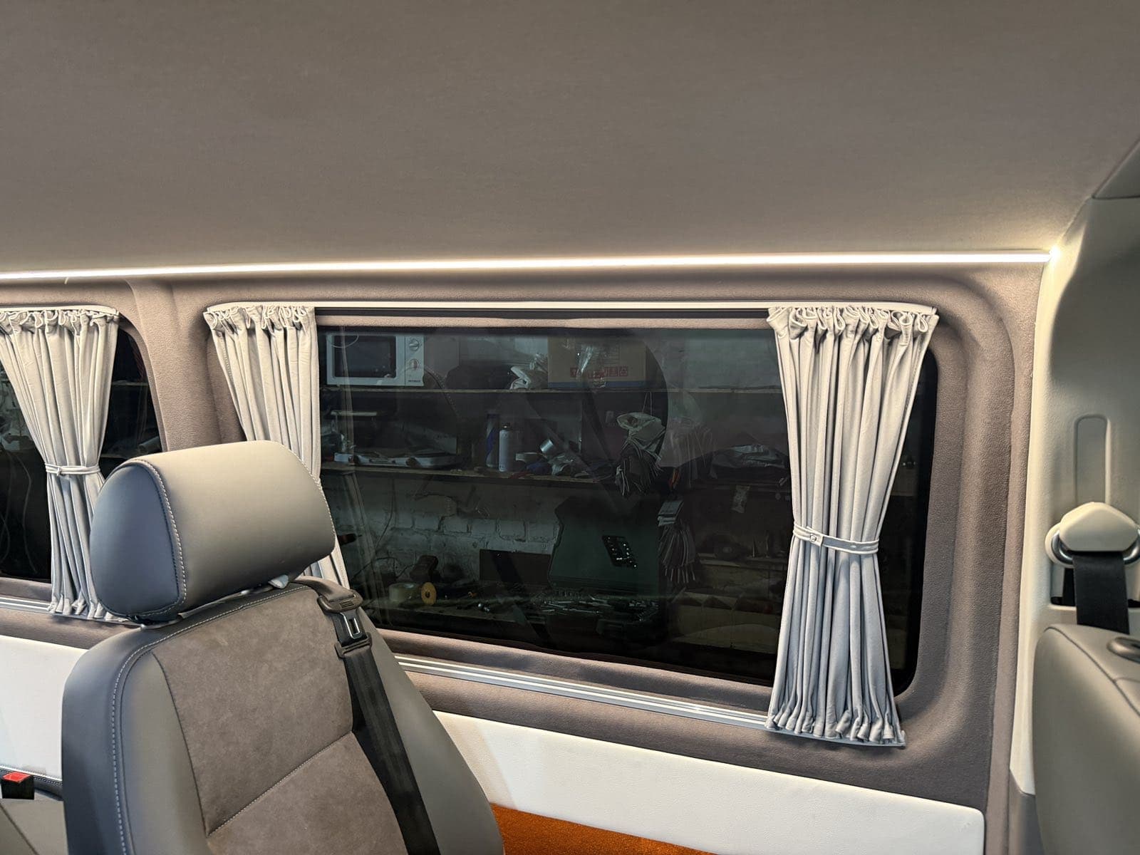 Volkswagen Transporter T6.1: переобладнання з вантажного в пасажирський 7+1 preview 8